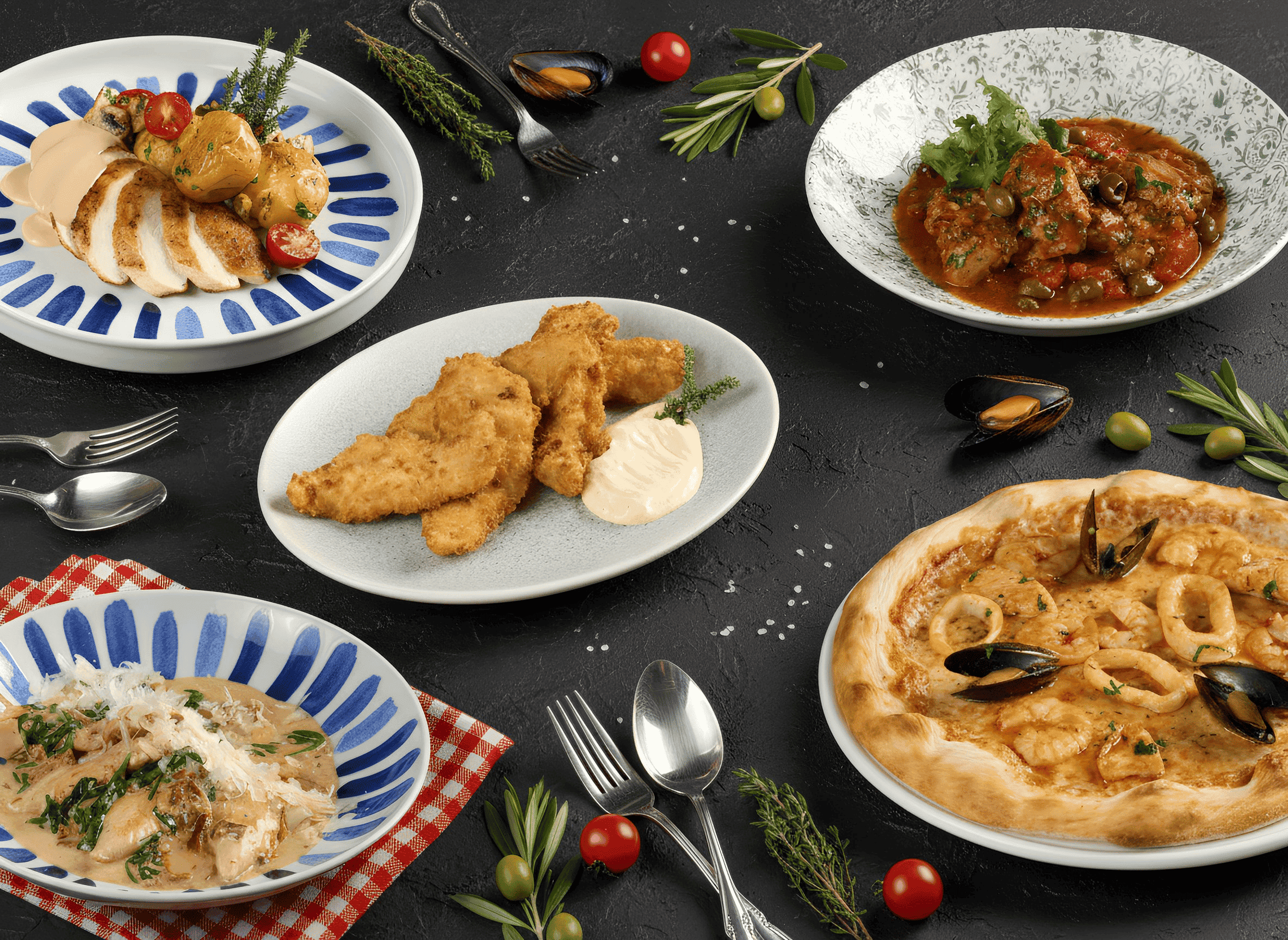 Ассорти горячих блюд с пиццей и курицей